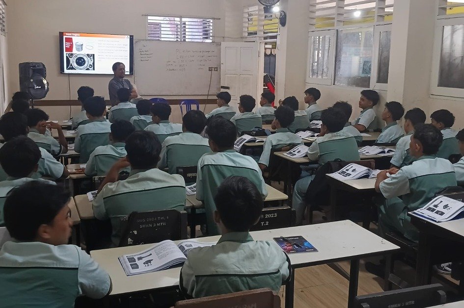 Mitsubishi KTB Hadirkan Praktisi dan Truk Fuso ke SMKN 3 Mataram, Murid Belajar Teknologi Otomotif